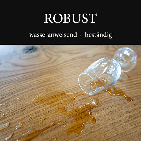 Wasser auf Holzoberfläche mit schützendem Holzöl OLI-NATURA Worktop-Oil 2C