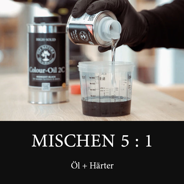 Mischen von Colour-Oil 2C und Hardener im Verhältnis 5:1 für das 2K Holzöl-System