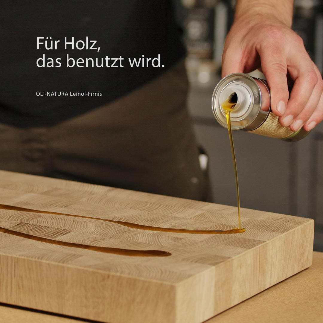 Stirnholz-Schneidebrett aus Eiche wird mit OLI-NATURA Leinöl-Firnis geölt. Die offenliegenden Holzfasern nehmen das Öl besonders tief auf.